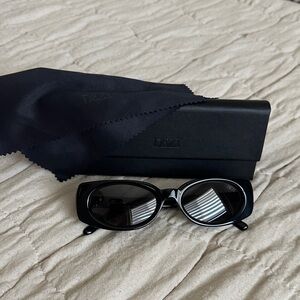 DEZI “BOOKED” SUNGLASSES